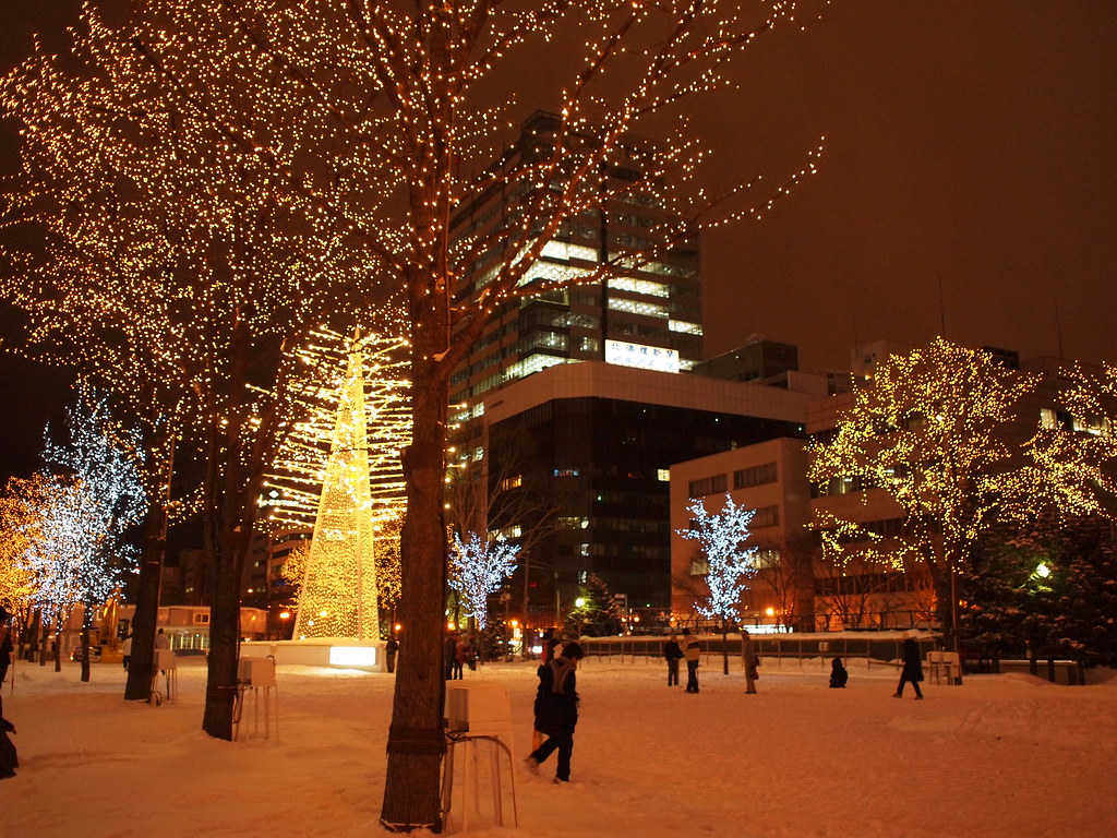 大通公園のホワイトイルミネーションと雪明りで街が赤く見える様子