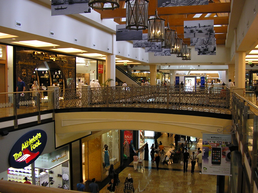 世界最大級のショッピングモール、ドバイ・モールの館内の様子