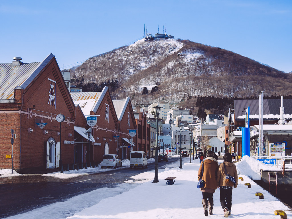 冬の函館を代表する美しい景色・雪の積もった金森赤レンガ倉庫