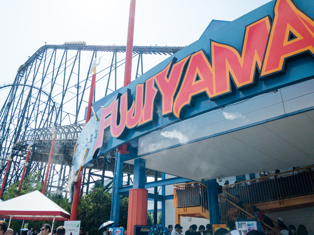 山梨で人気の観光スポット富士急ハイランド