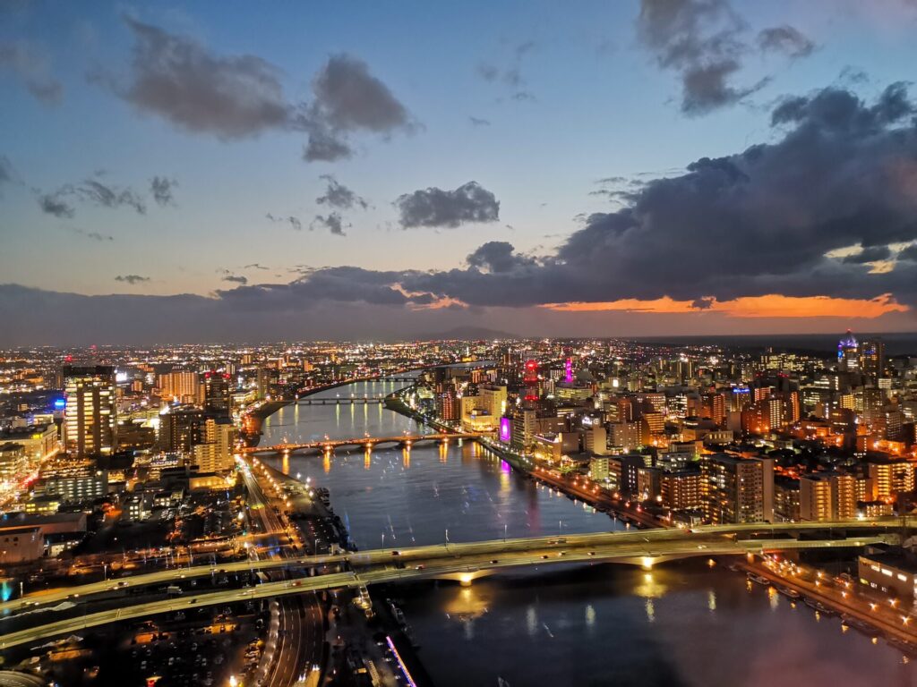 夜の新潟の街並み