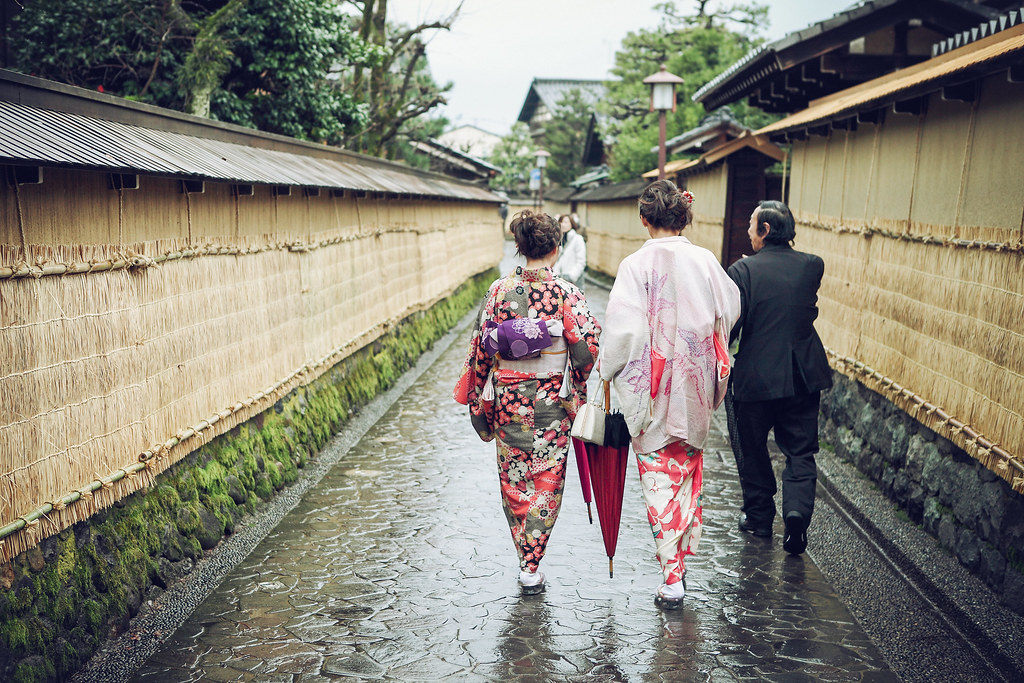 こも掛けが掛けられた長町武家屋敷跡を歩く観光客