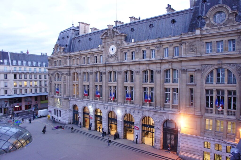 パリ・サンラザール（Paris Saint Lazare）駅の」外観