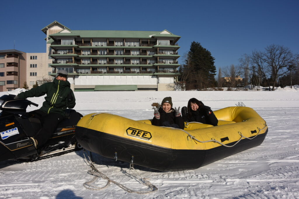 北海道にある十勝ネイチャーセンターでスノーラフティング体験