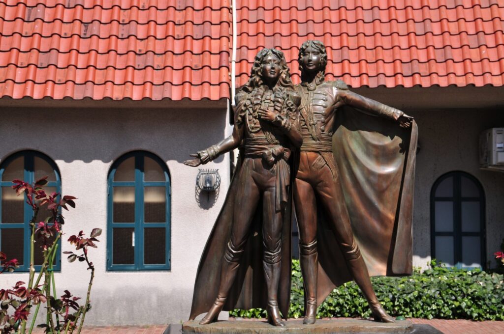 北摂観光おすすめ～宝塚の像～