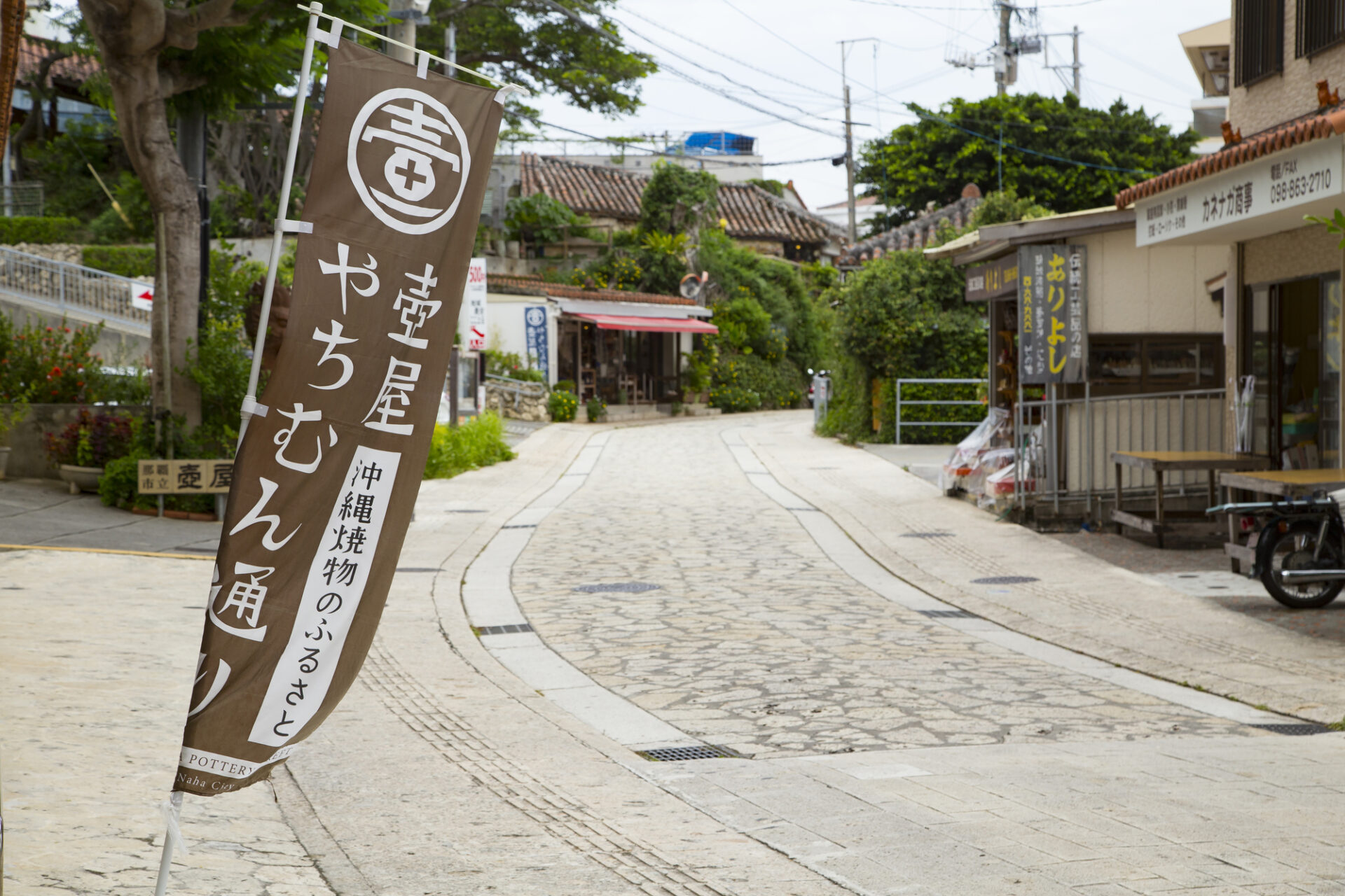 ゆいレールモデルコースで訪れたい「壺屋やちむん通り」で散策や陶芸教室体験を楽しむ