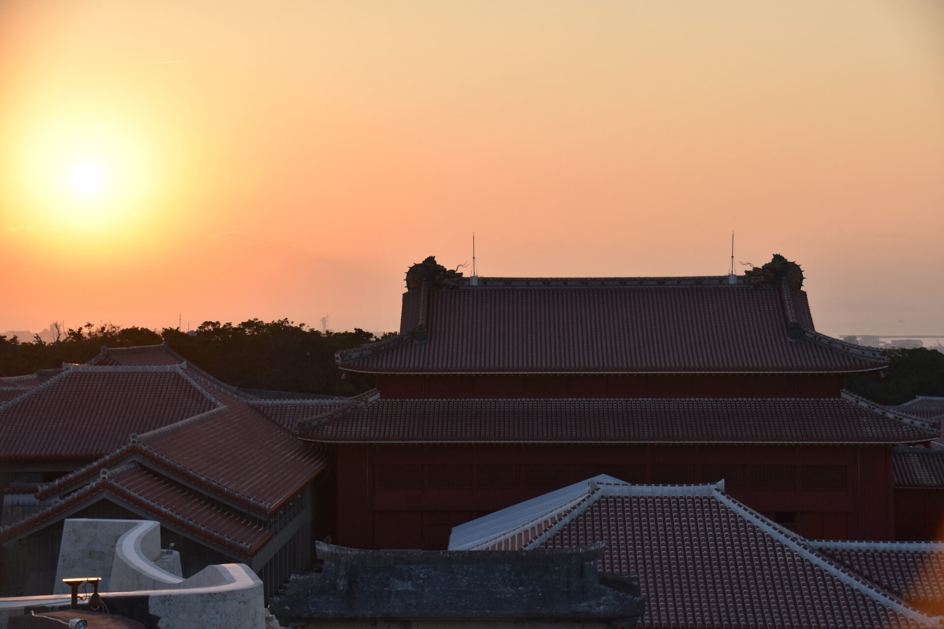ゆいレールモデルコースで訪れたい「首里城公園」の夕日