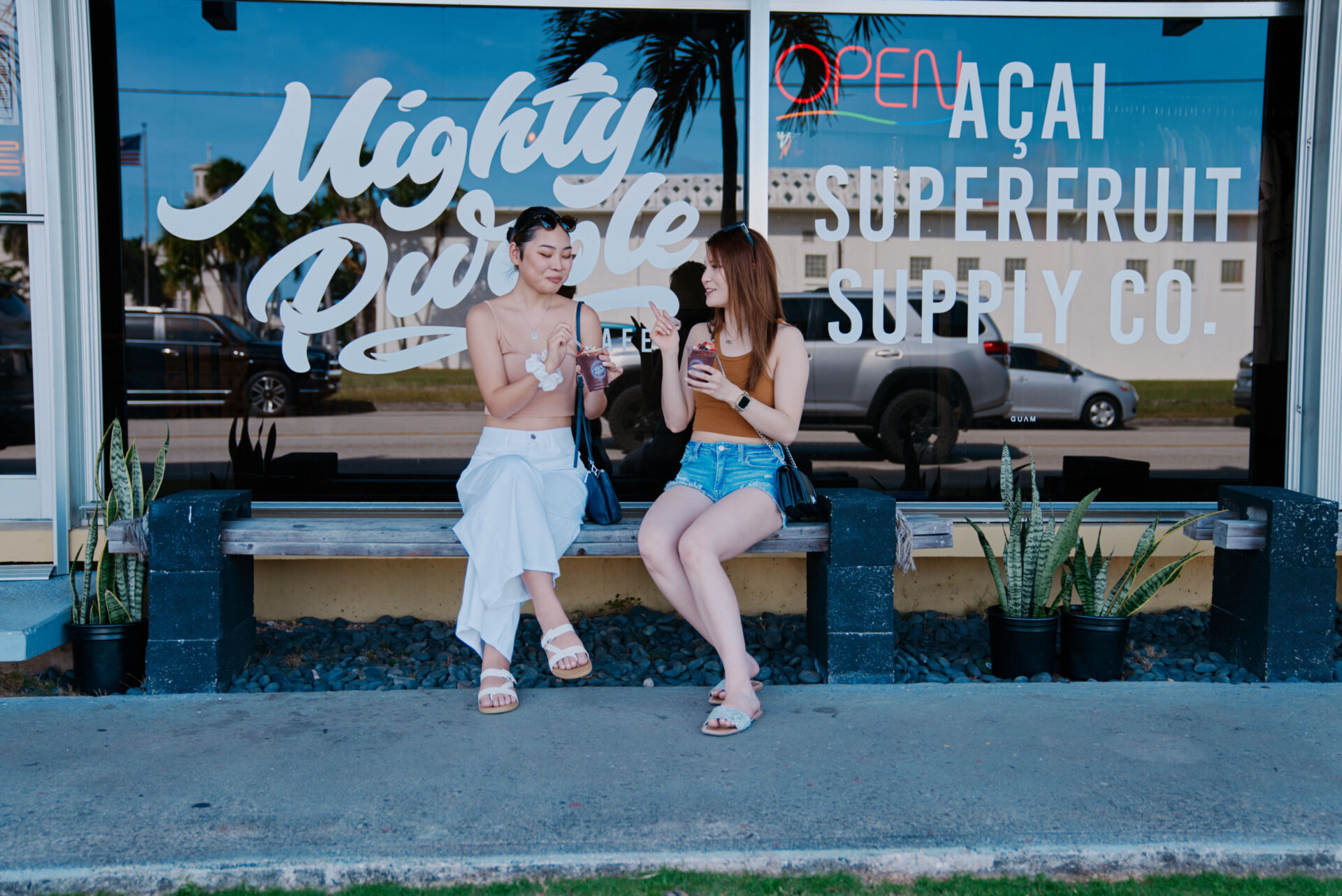日本から近い海外・グアムで訪れたい、アサイーが有名なMighty Purple Cafeでアサイースムージーを楽しむ女性達