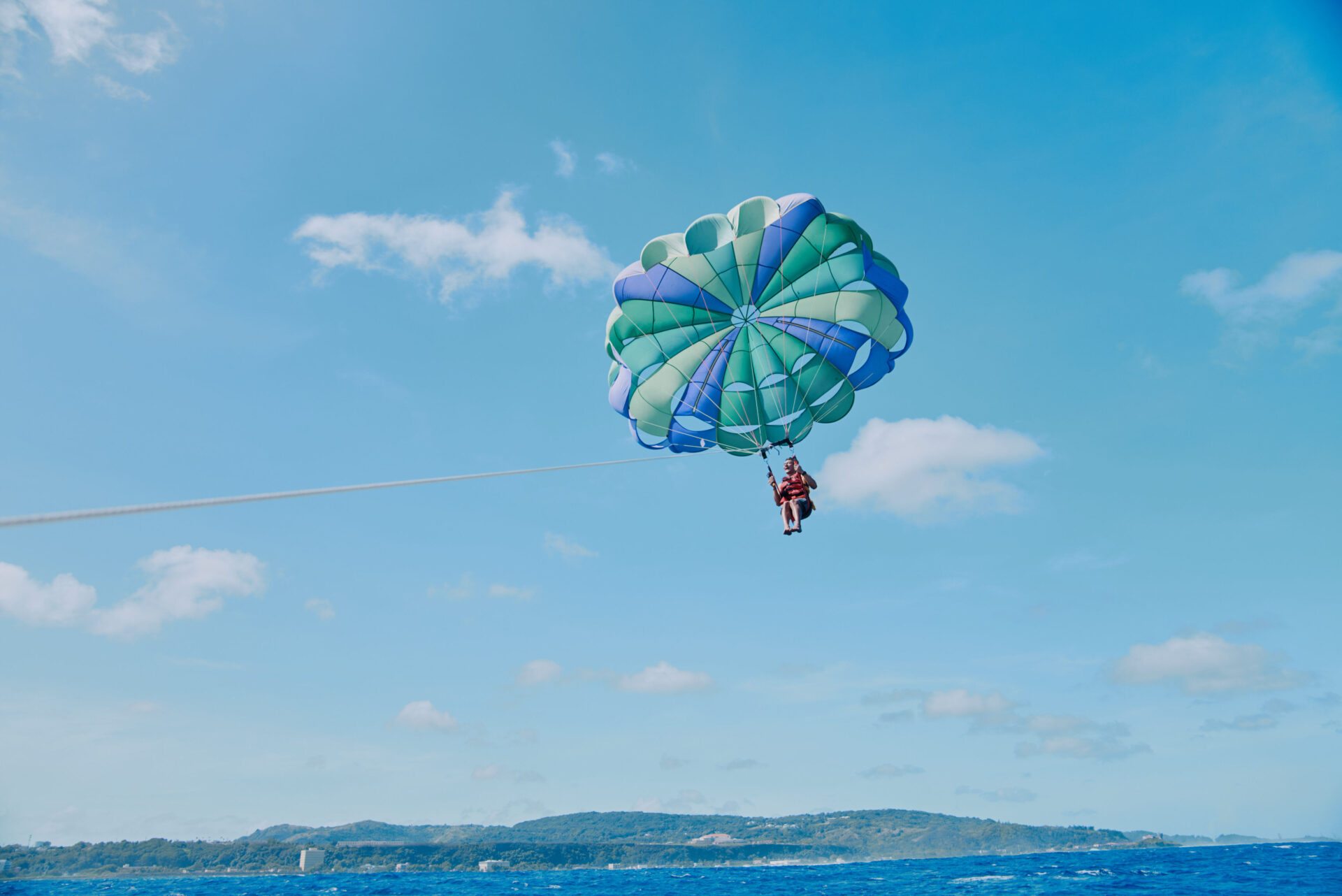 日本から近い海外・グアムで楽しみたい、パラセーリング体験の様子