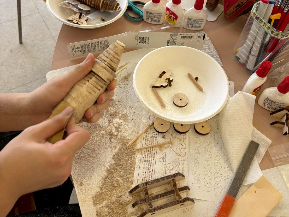 みやま市でおすすめのアクティビティ「清水きじ車クラフトアート」でパーツを研磨する様子