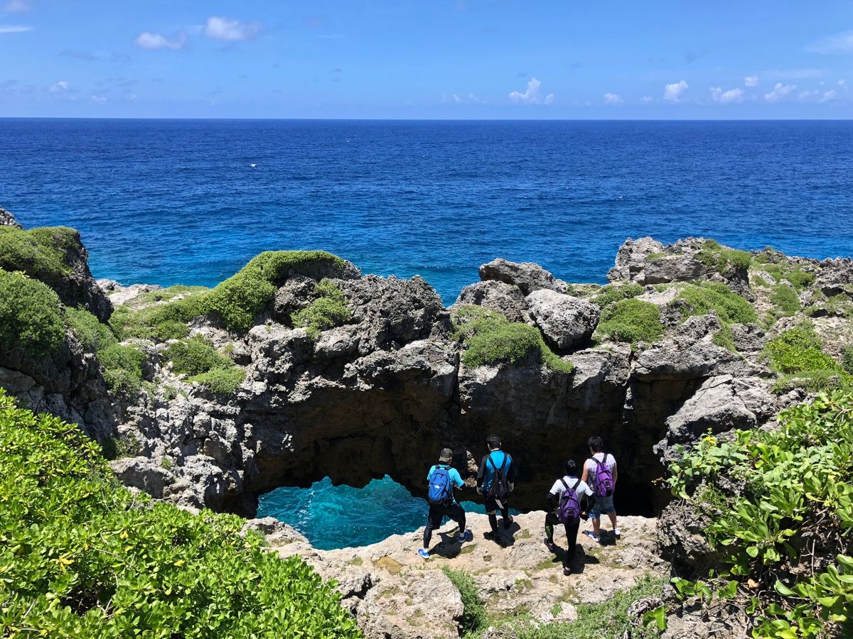 日本から近い海外・グアムで楽しみたい、洞窟トレッキングを楽しむ観光客の様子