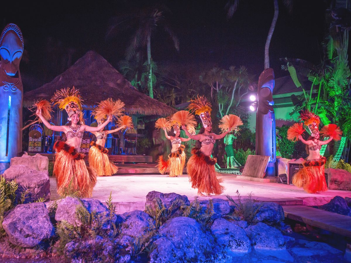 日本から近い海外・グアムで楽しみたい、迫力のディナーショーのダンサー達