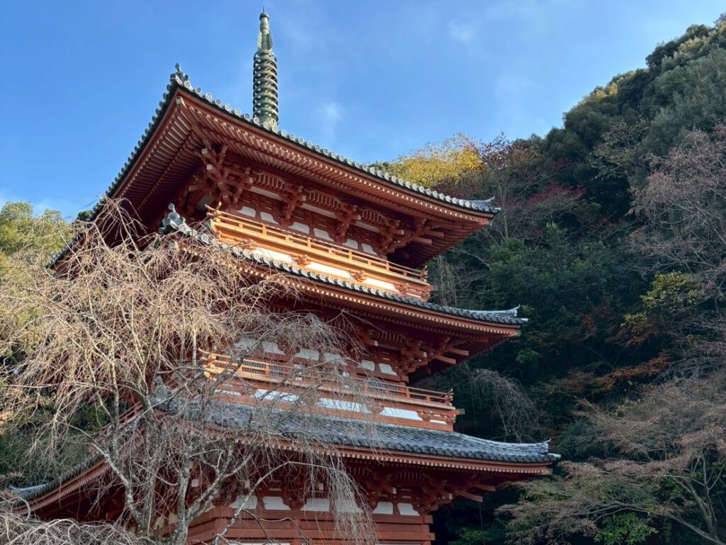 みやま市でおすすめのアクティビティ「山門古道「祈りの道」ガイド付ウォーキング」で訪れる清水寺の三重塔の風景