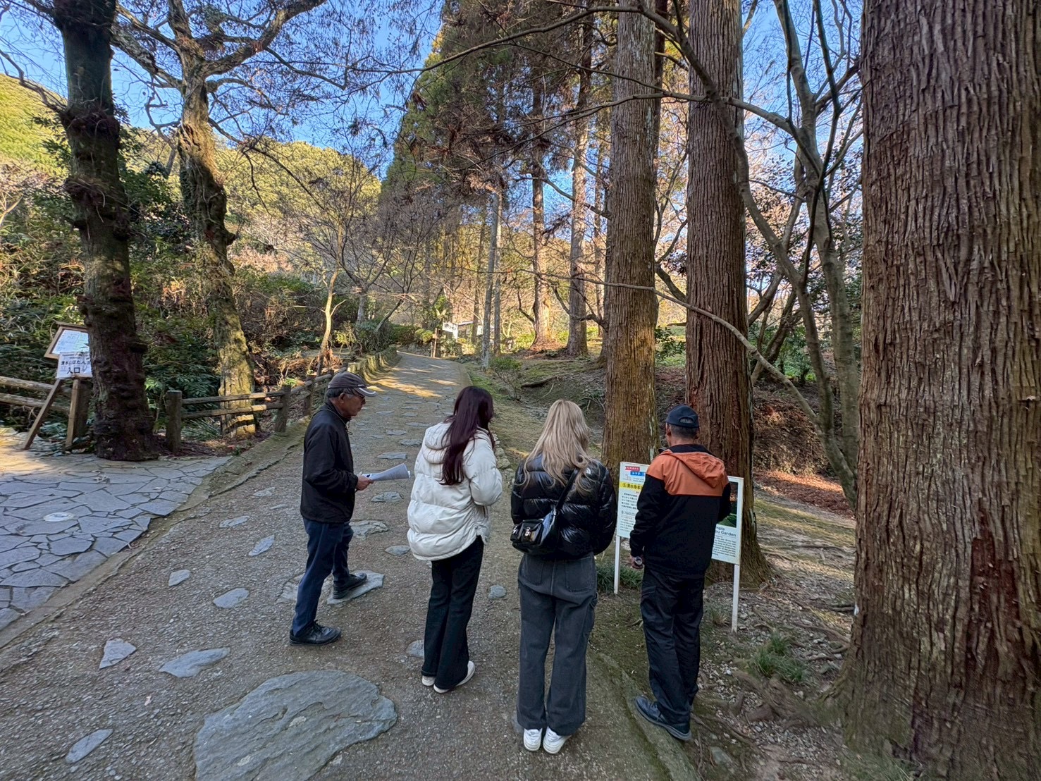 みやま市でおすすめのアクティビティ「山門古道「祈りの道」ガイド付ウォーキング」の参加者の様子