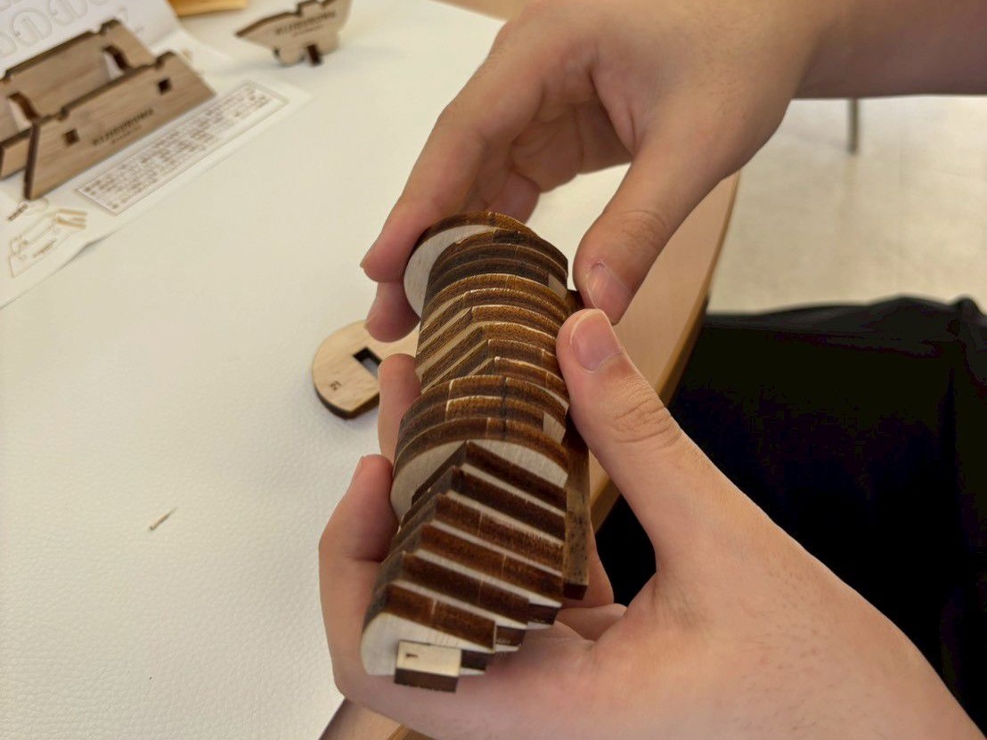 みやま市でおすすめのアクティビティ「清水きじ車クラフトアート」でパーツを組み立てる様子