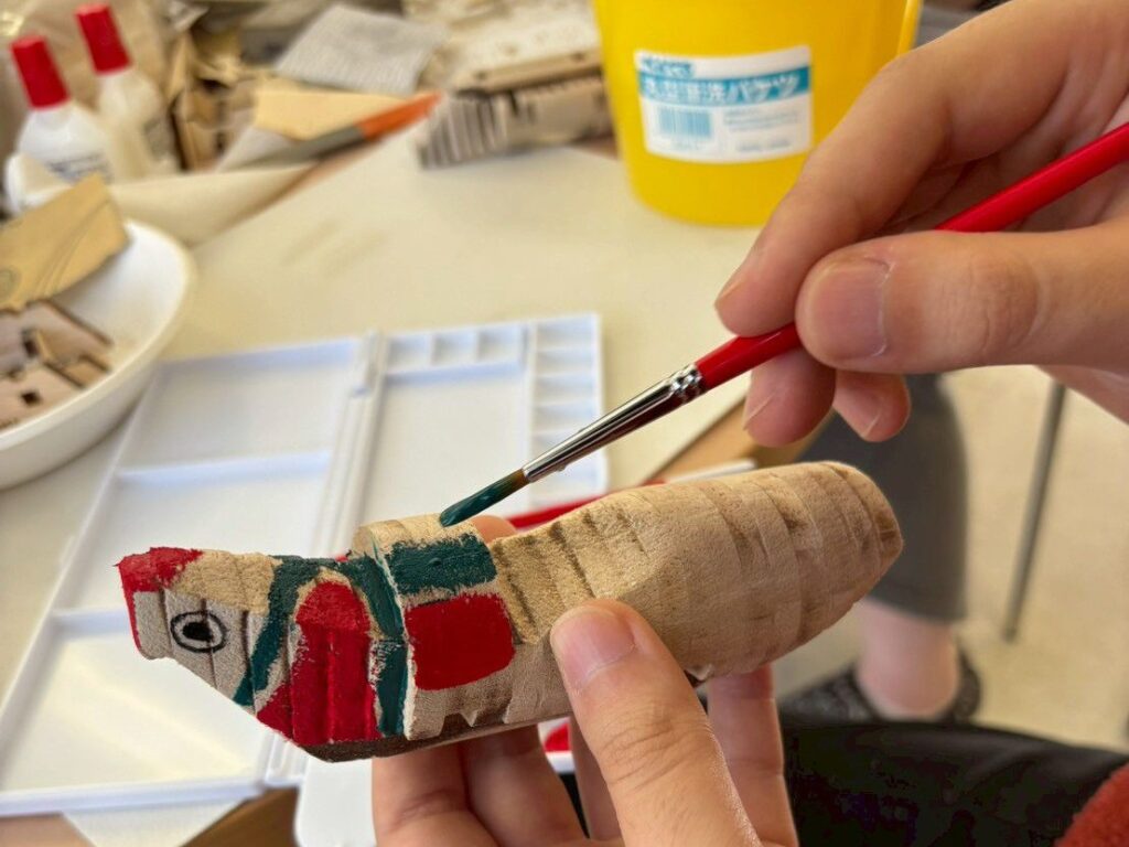 みやま市でおすすめのアクティビティ「清水きじ車クラフトアート」で彩色(絵付け)をする様子