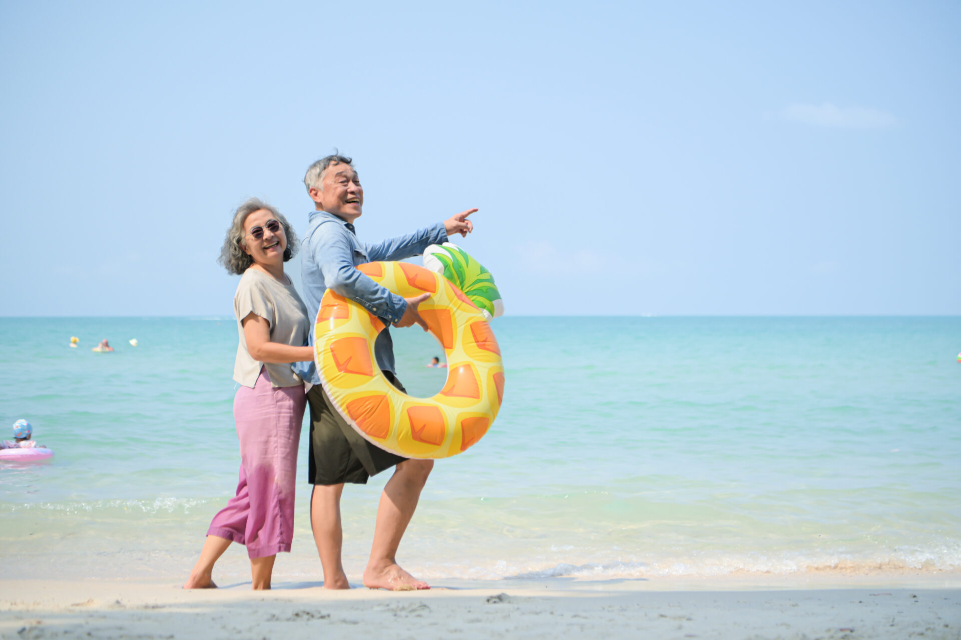 ハワイ旅行を楽しむシニア夫婦の様子