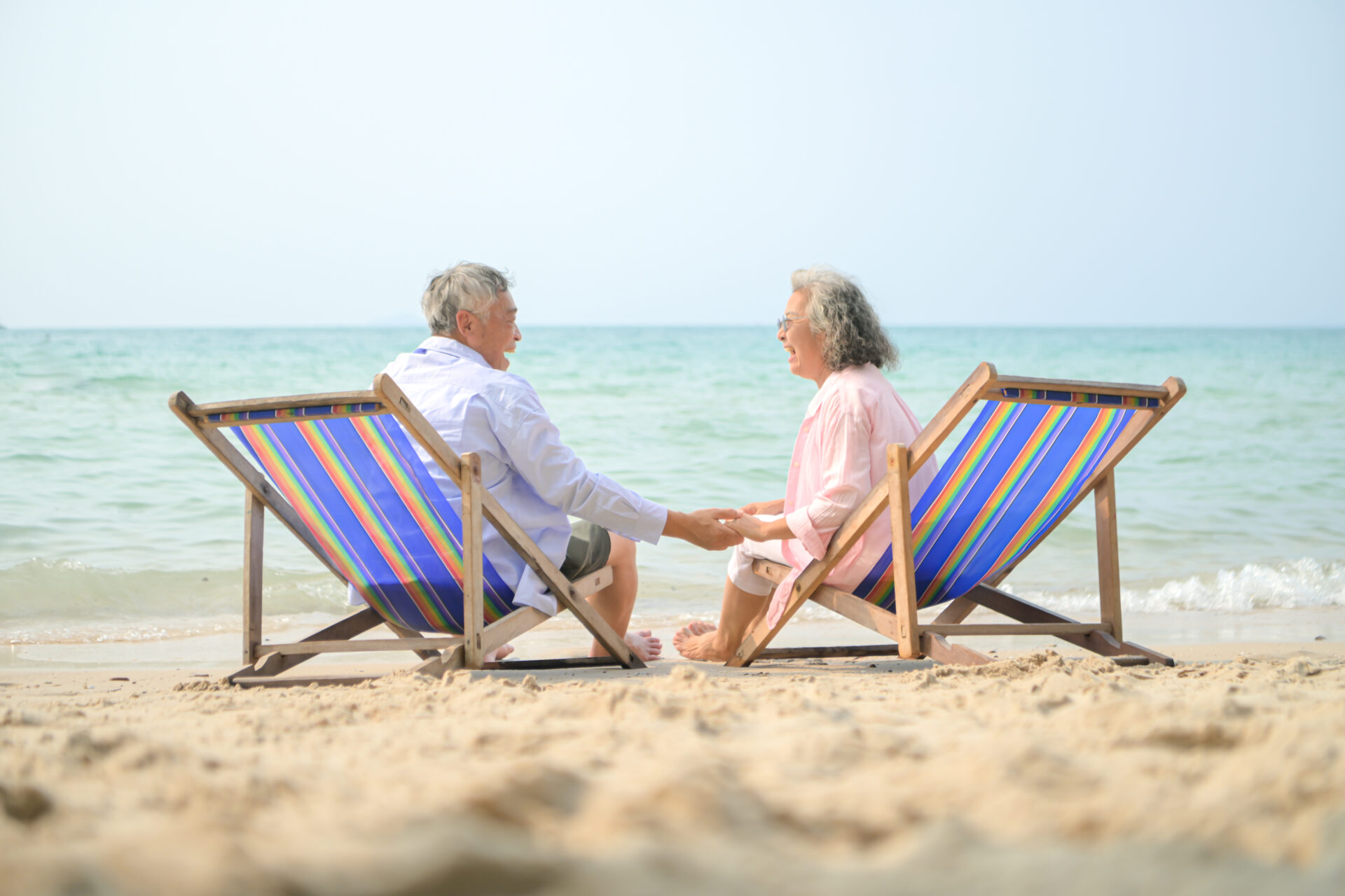 ハワイ旅行を楽しむシニア夫婦の様子