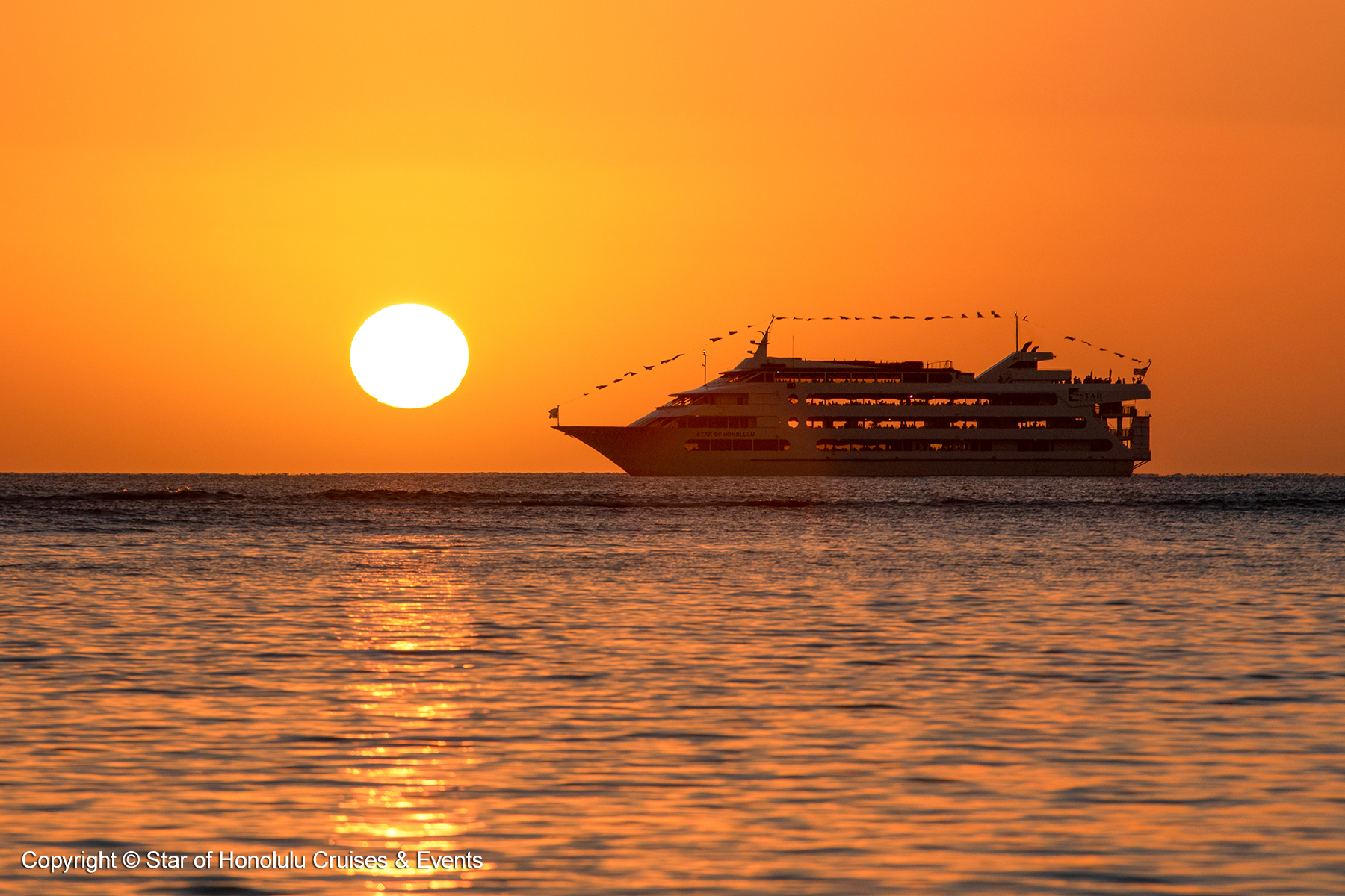 三世代・シニア夫婦のためのハワイモデルコースで訪れたい、サンセットクルーズと夕日の景色