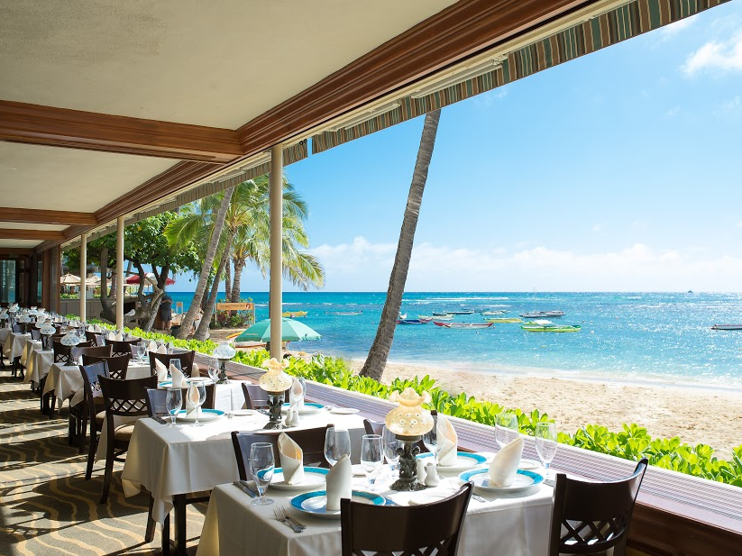 シニアにおすすめのハワイの体験：「ミッシェルズ・アット・ザ・コロニーサーフ」の内観と海の景色