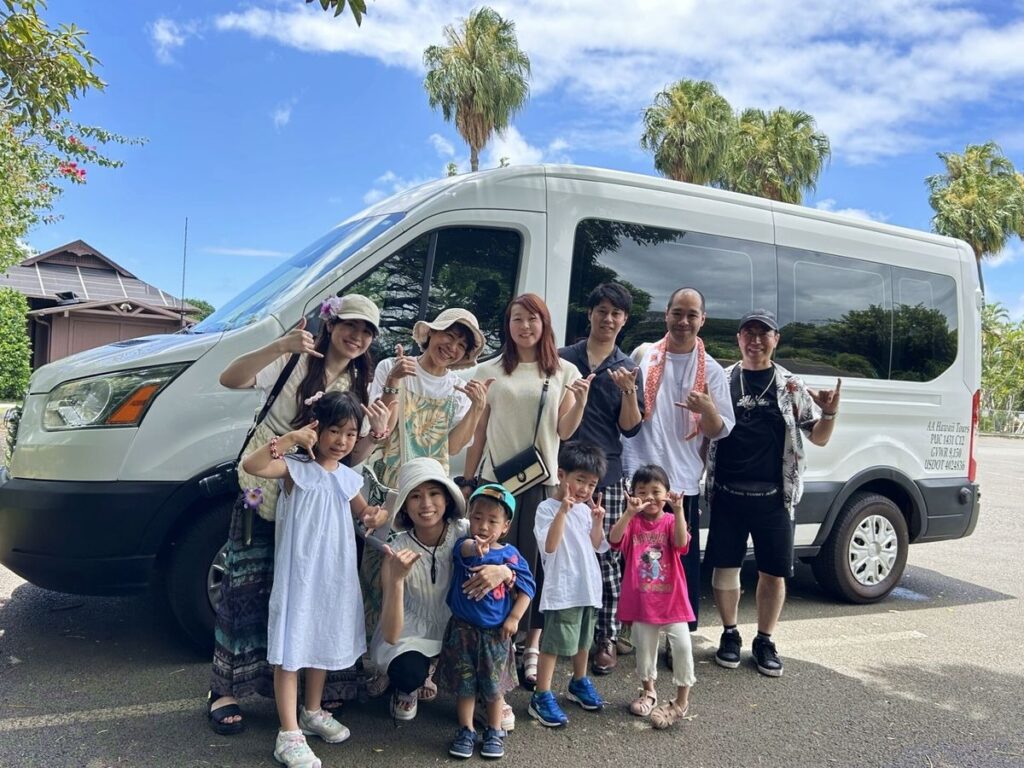 シニアにおすすめのハワイの体験：貸切チャーターで観光するファミリーの様子