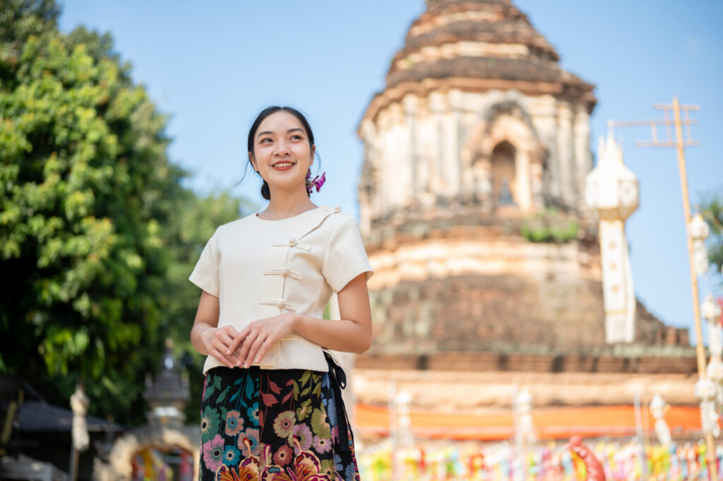 タイでのウェルネスツーリズムを通して心身の癒しを感じる女性