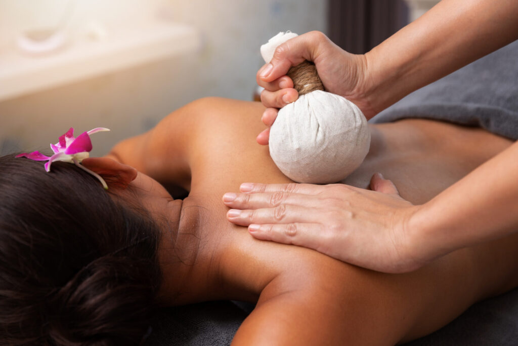 タイのハーブボールのエステを受ける様子