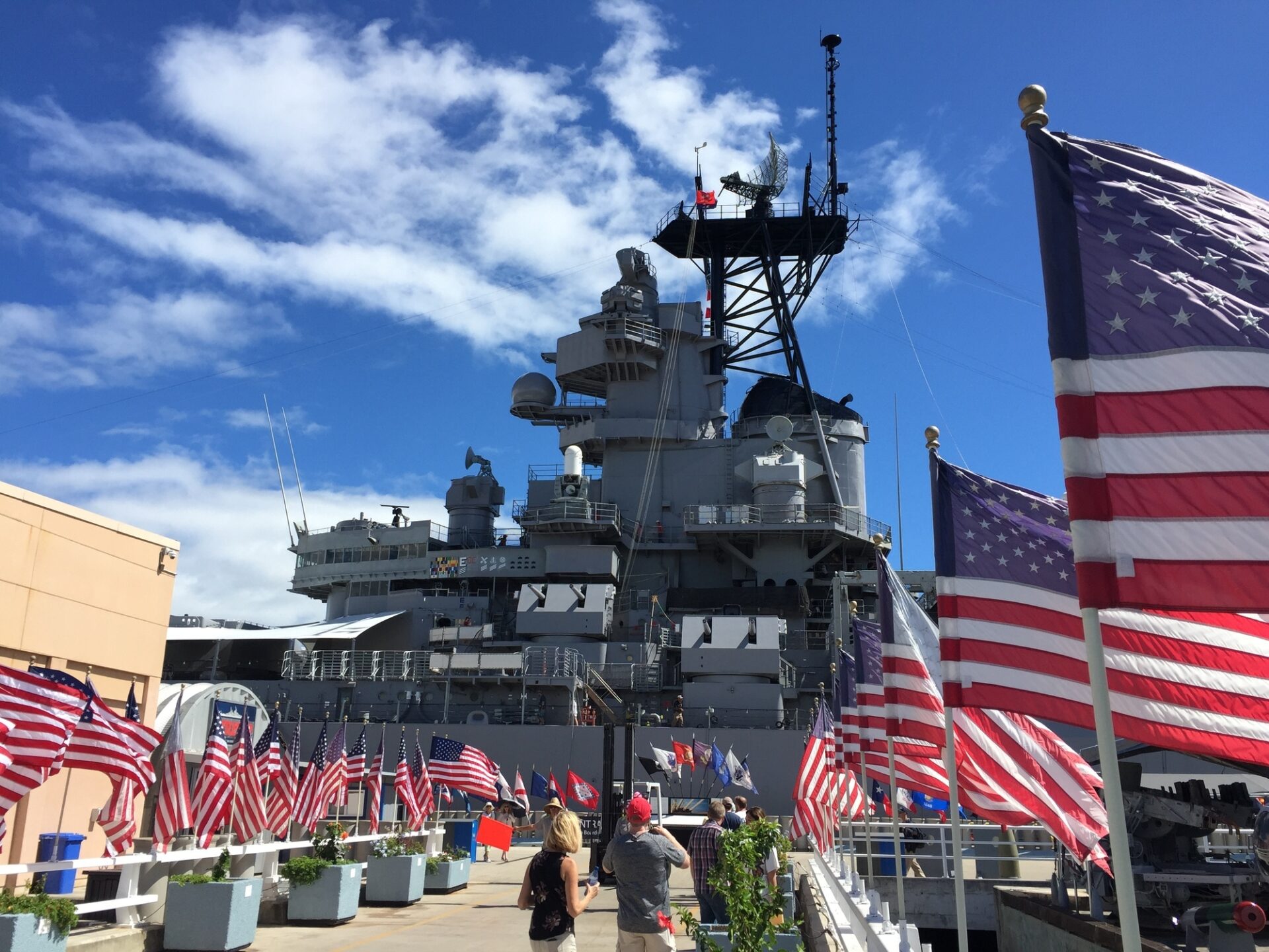 シニアにおすすめのハワイの体験：パールハーバー観光ツアーで訪れる戦艦ミズーリ記念館の外観