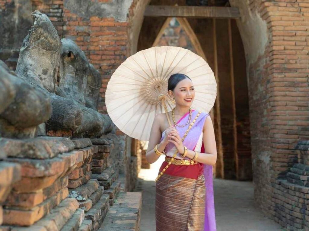 タイのウェルネスツーリズムで体験したい、アユタヤ遺跡を民族衣装を着てめぐる体験の様子