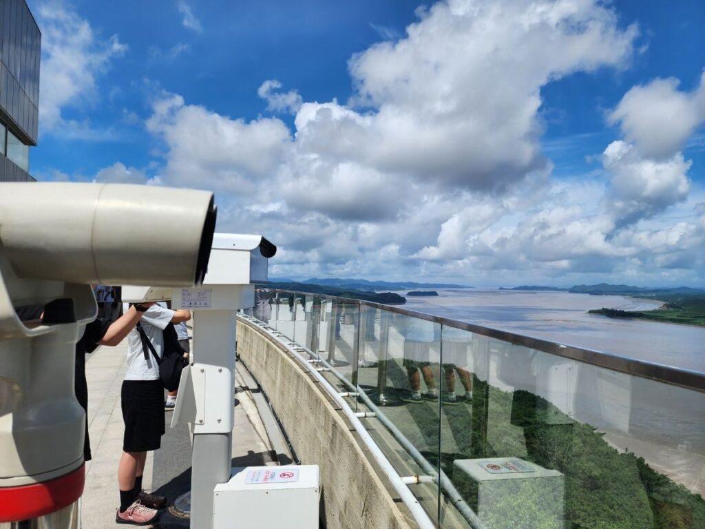 北朝鮮が見える世界唯一のスターバックス「スターバックス 金浦エギボン生態公園店」で、望遠鏡とその先に広がる北朝鮮の景色