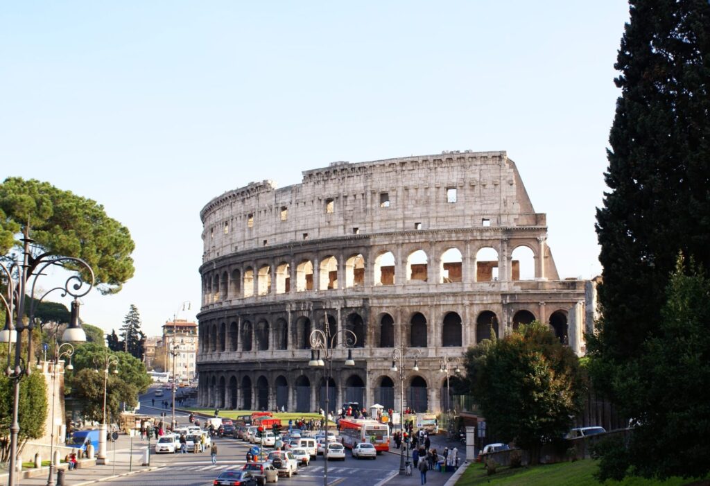 フォーリ・インペリアーリとコロッセオ