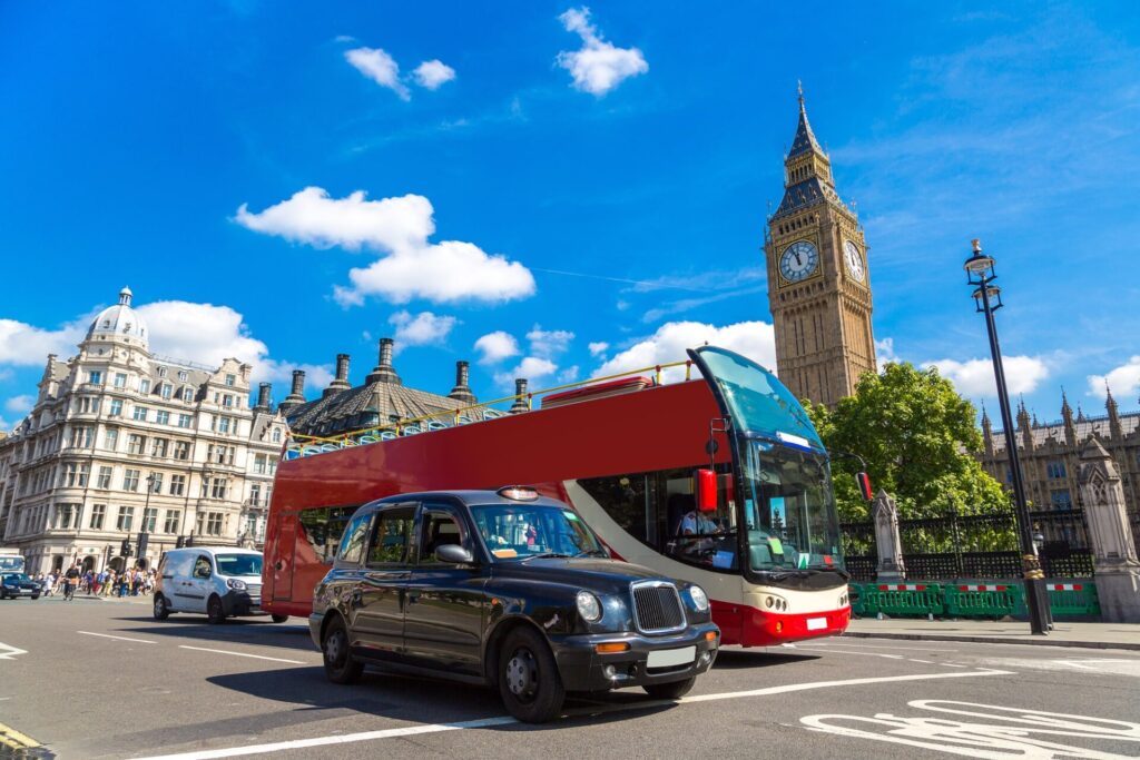 ロンドン市内を行き交うタクシーと観光バス