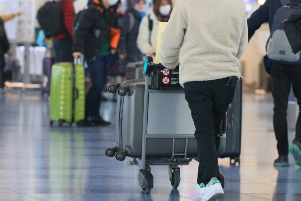 空港内を行き交う人々