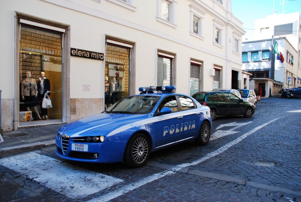 イタリアのローマの街を走行するパトカー