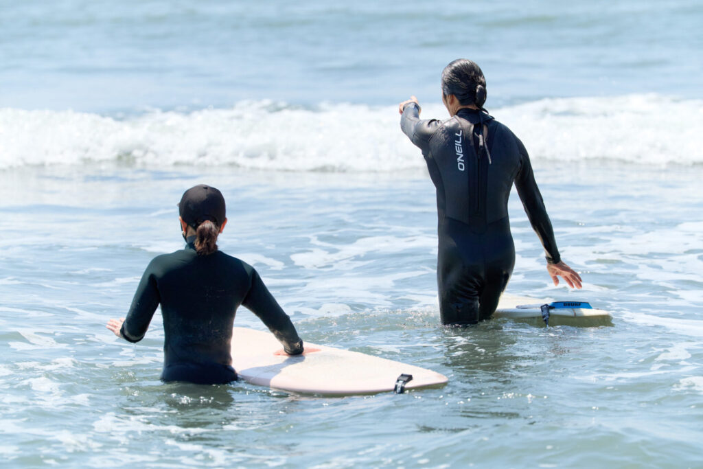 初心者サーファーとインストラクター