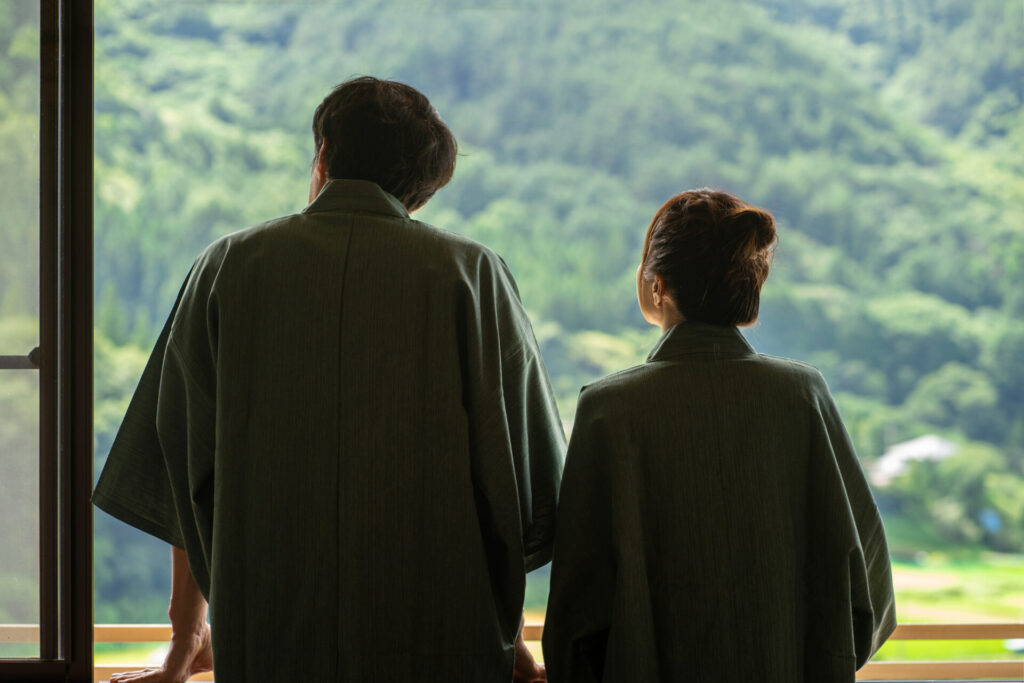 温泉旅行にきた夫婦　カップル