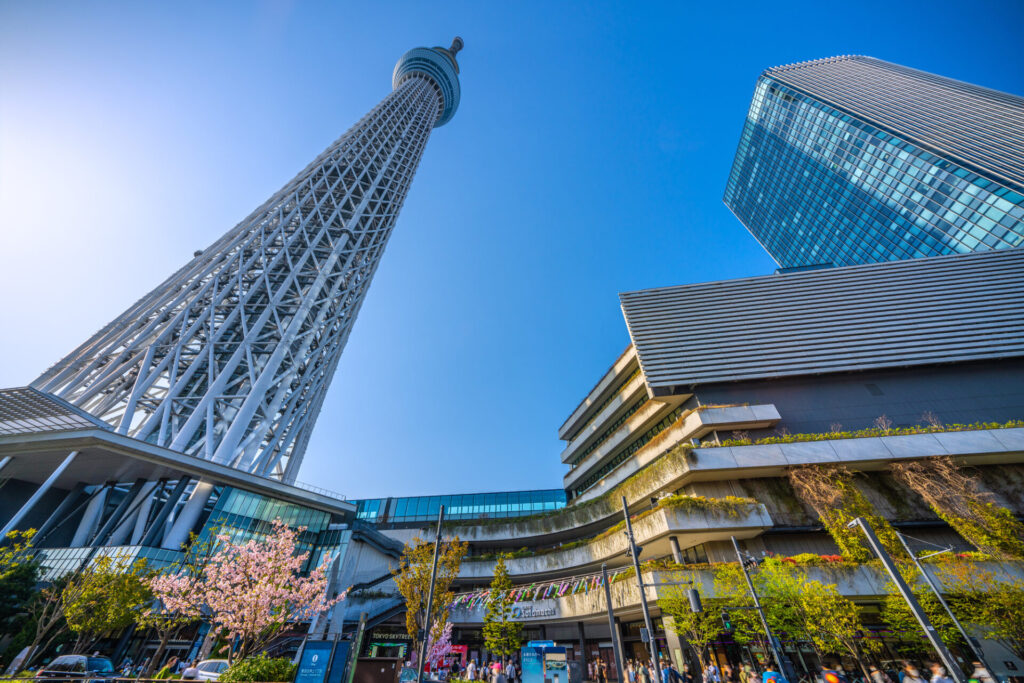 日本の東京都景観　青空に映える東京スカイツリーなどを望む