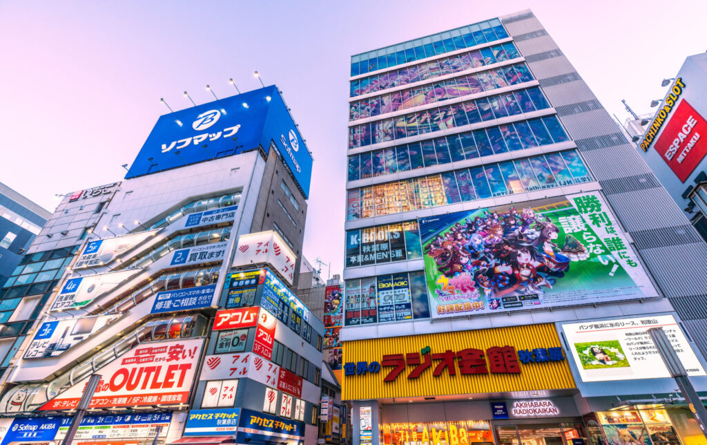 日本の東京都市景観 秋葉原駅前にオープンしたソフマップAKIBA駅前館やラジオ会館などを望む