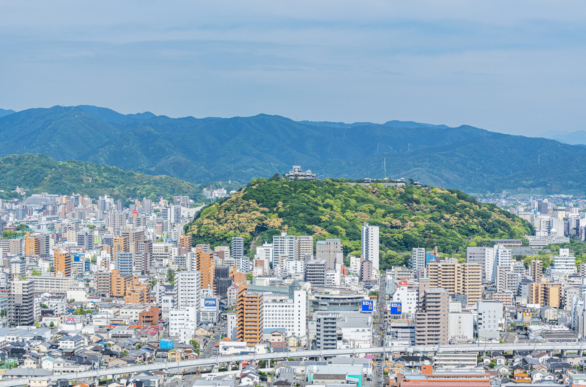 愛媛県松山市　松山総合公園展望台から眺める四国の代表都市　松山市の街並み（松山城方向）