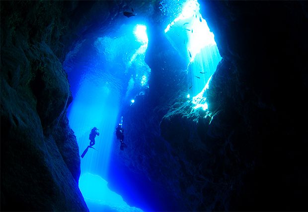 マリアナが誇る洞窟ダイブポイントを潜る