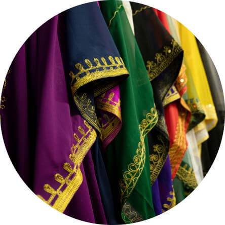 おしゃれな民族衣装で街歩き