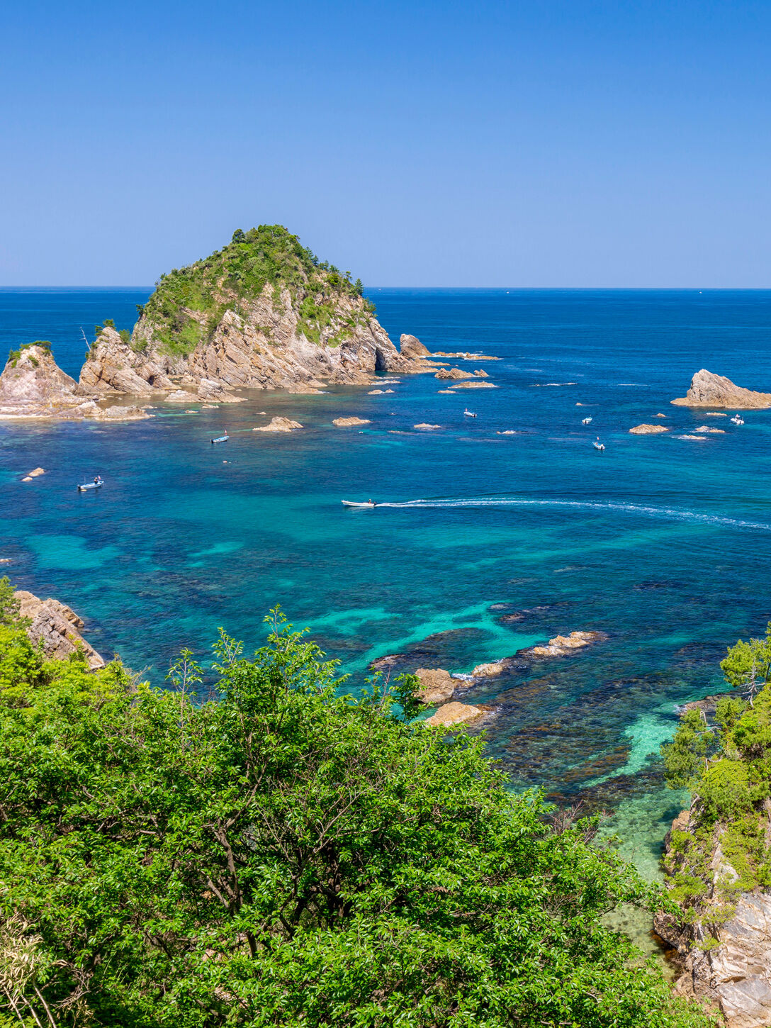 断崖の迫力を目の前で体験！ 小型船「うらどめ号」で巡る浦富海岸クルーズ