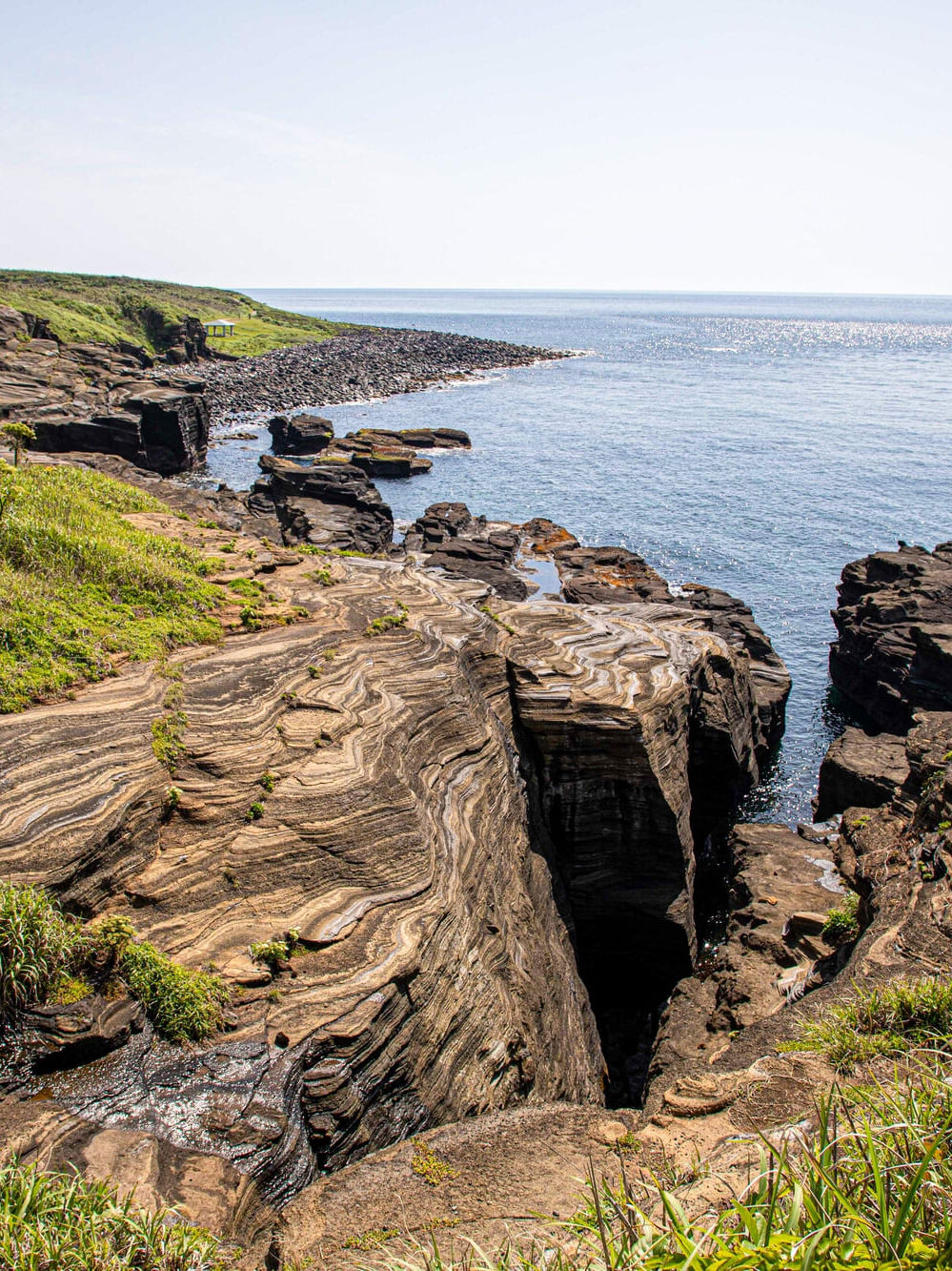 『日本の秘境100選』に選ばれた2つの火山が結合した島へ！ 嵯峨島をこよなく愛する烏山ガイドと行く半日トレッキングツアー