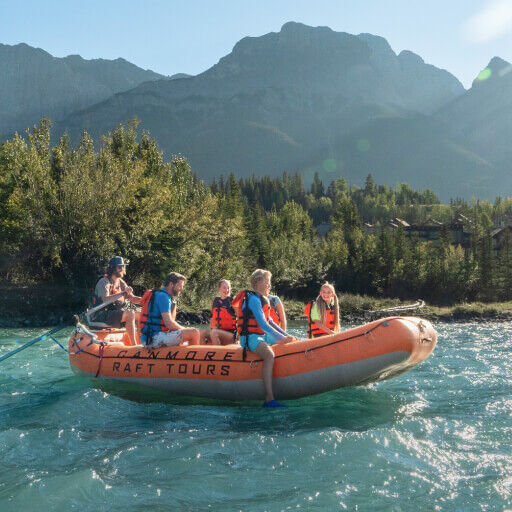バンフのボウ川などを渡るカヌーやラフティング