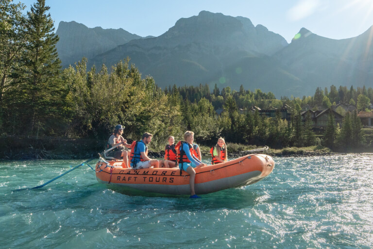 バンフのボウ川などを渡るカヌーやラフティング