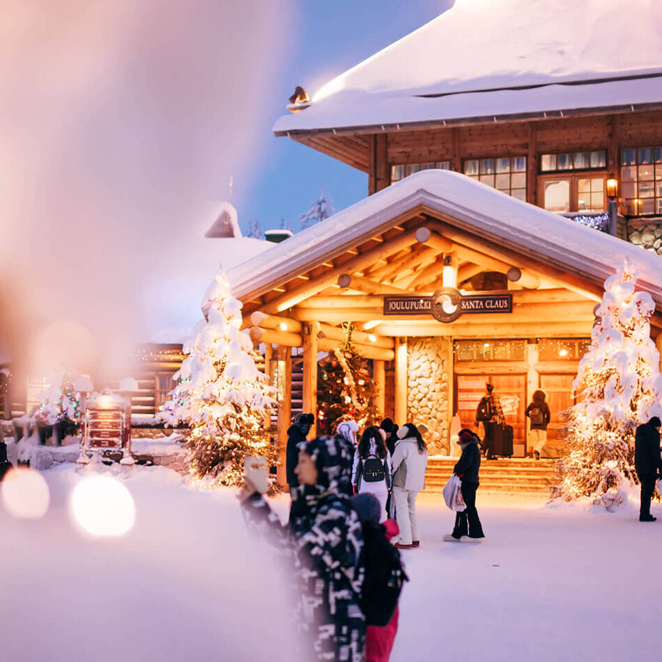 サンタクロース村と犬ぞり＆トナカイぞりツアー